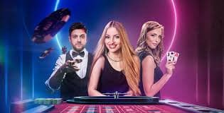 Antarmuka aplikasi panahbet menampilkan permainan live dealer dan slot di layar mobile